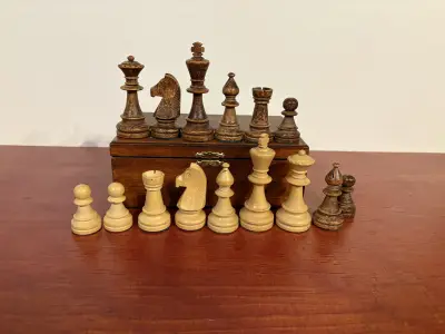 Houten Schaak stuken in box – kavel bij GSD Auctions, Zoeterwoude