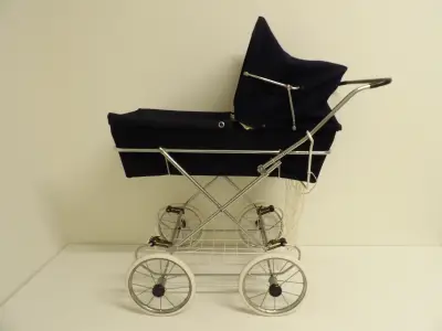 Vintage poppenwagen (jaren '70/'80) – kavel bij De Kringwinkel, Leopoldsburg