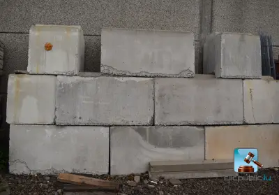 stapelbare betonblokken – kavel bij Clicpublic