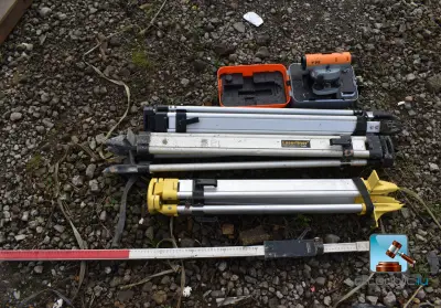 Set: Optisch niveau + 3 statieven – kavel bij Clicpublic