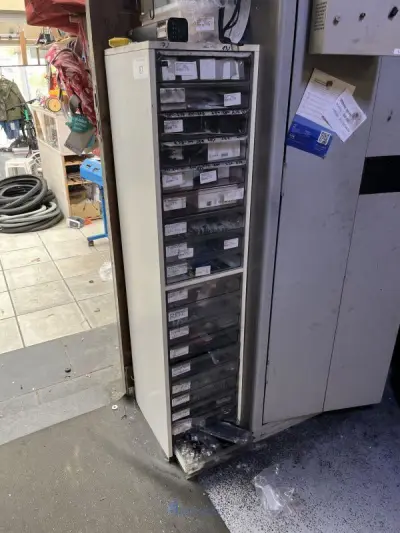kast met fietsonderdelen – kavel bij VH Auctions