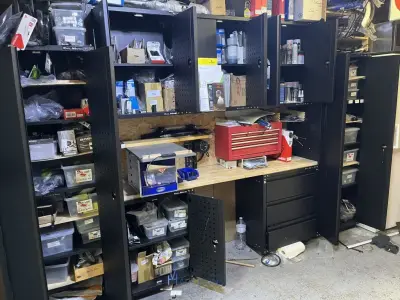 Partij fietsonderdelen en -accessoires – kavel bij VH Auctions