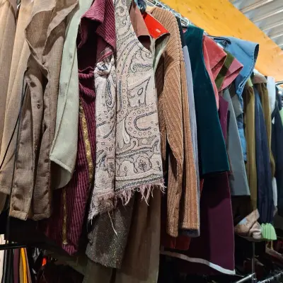 Ca. 36x Toneel bovenkleding – kavel bij Onlineveilingmeester, Drachten