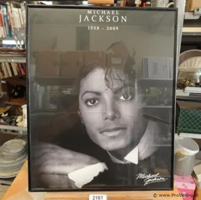 Ingelijste zwart-wit gedenkposter van Michael Jackson met de tekst – kavel bij ProVeiling, Wageningen