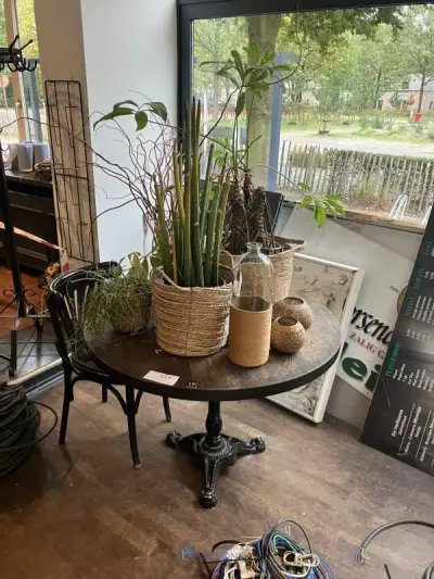 Partij tafels, stoelen en decoratie – kavel bij VH Auctions