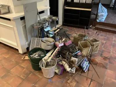 Partij metaalresten en parasolvoeten – kavel bij VH Auctions