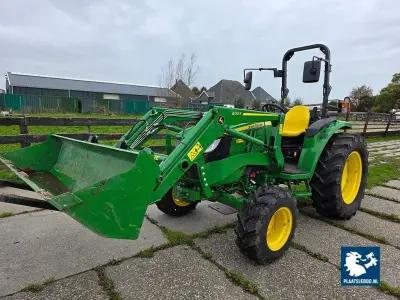 1 x John Deere 4052M compacttractor voorzien van een John Deere 400E voorlader – kavel bij Plaats Je Bod, Oosterblokker
