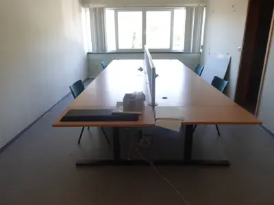 bureau eiland met stoelen – kavel bij Openbare Verkopen, Ruiselede
