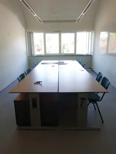 bureau eiland met stoelen – kavel bij Openbare Verkopen, Ruiselede