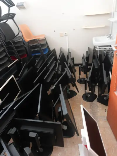 Partij diverse computerschermen – kavel bij Openbare Verkopen, Ruiselede