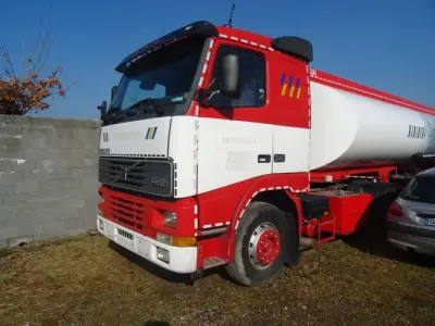 Trekker Volvo – kavel bij Openbare Verkopen, Anzegem
