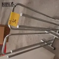 Rekje voor kledinghangers. 2 stuks – kavel bij BOPA Auctions, Ieper