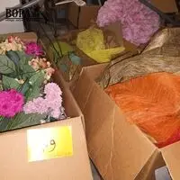 Kunstbloemen en deco stoffen. 4 dozen – kavel bij BOPA Auctions, Ieper