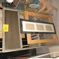 Houten rekje en kaders. 3 stuks – kavel bij BOPA Auctions, Ieper