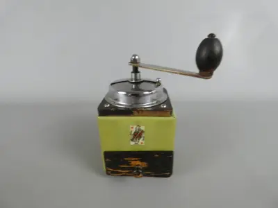 Vintage Handmatige Koffiemolen met Speelkaartafbeelding – kavel bij De Kringwinkel, Diest
