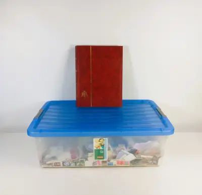 Grote wereldcollectie postzegels met insteekalbum – kavel bij De Kringwinkel, Turnhout