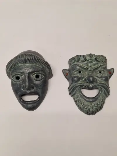 Paar ambachtelijk gemaakte klassieke Griekse theatermaskers, terracotta met een karakteristieke groen/zwarte patine – kavel bij De Kringwinkel, Gent