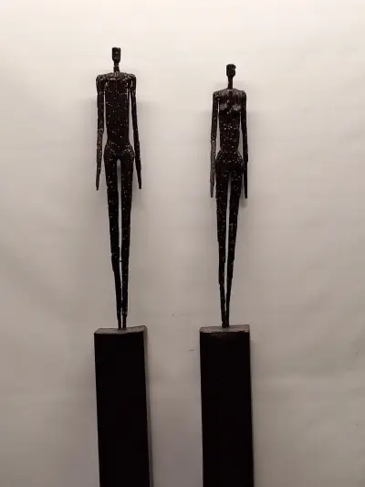 Paar modernistische metalen beelden in de stijl van Alberto Giacometti – kavel bij De Kringwinkel, Gent