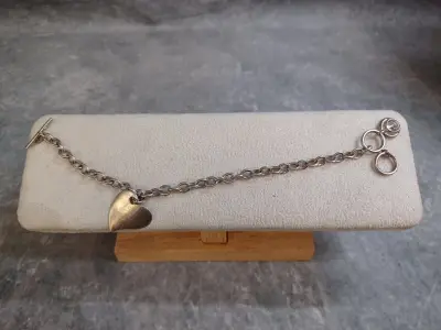 Zilveren schakelarmband met hartenbedel en zirkonia details – kavel bij De Kringwinkel, Gent