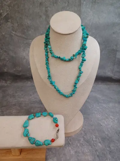 Sieradenset met Turkoois en rode accentkralen - Ketting en armband – kavel bij De Kringwinkel, Gent