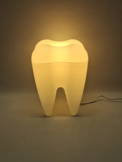 Bijzondere tafellamp in tandvorm - Wit kunststof in Tooth Lamp-stijl – kavel bij De Kringwinkel, Gent