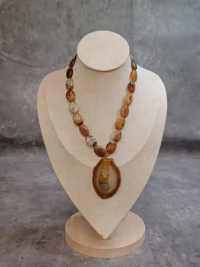 Ketting met natuurlijke agaten en geode-hanger – kavel bij De Kringwinkel, Gent