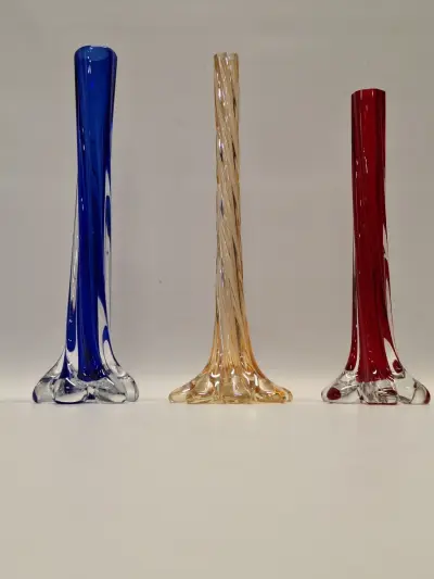 Set van drie handgeblazen soliflore vaasjes in Murano stijl – kavel bij De Kringwinkel, Gent