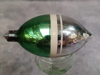 Vintage glazen Ajeko kersthanger in groen en zilver – kavel bij De Kringwinkel, Gent