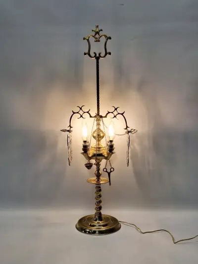 Antieke messing tafellamp met vier lichtpunten en sierlijke ornamenten - Jaren 1920–1930 – kavel bij De Kringwinkel, Gent