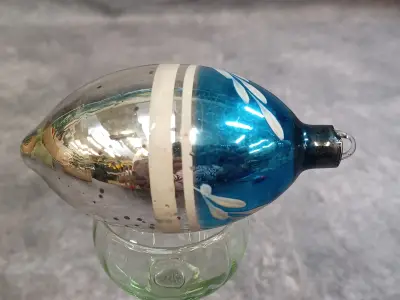 Vintage glazen Ajeko kersthanger in blauw en zilver – kavel bij De Kringwinkel, Gent