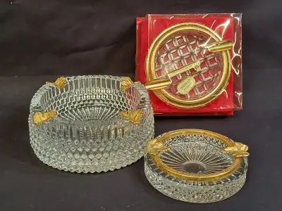 Vintage set van drie kristallen asbakken met verguld montuur waaronder een exemplaar gemerkt Cristallin Italy – kavel bij De Kringwinkel, Gent