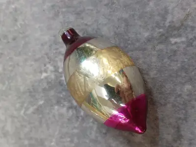 Vintage glazen Ajeko kersthanger in magenta, zilver en goud – kavel bij De Kringwinkel, Gent