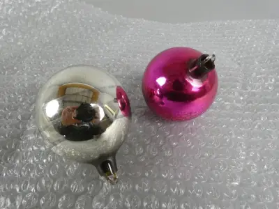 2 Ajeko kerstballen ø6 – kavel bij De Kringwinkel, Diest