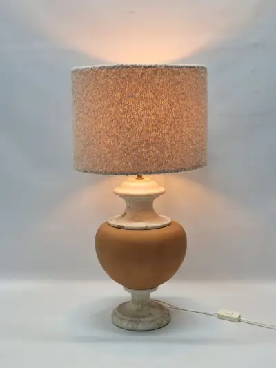 Exclusieve Mid-Century tafellamp in travertijn en terracotta - Sculpturaal vintage design – kavel bij De Kringwinkel, Gent