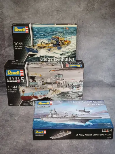 Set van 3 Revell modelbouwkits - Kriegsfischkutter, HMCS Snowberry en WASP Class – kavel bij De Kringwinkel, Gent
