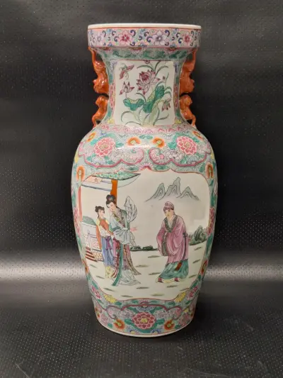 Grote Chinese porseleinen vaas, gedecoreerd in de traditionele Famille Rose-stijl – kavel bij De Kringwinkel, Gent