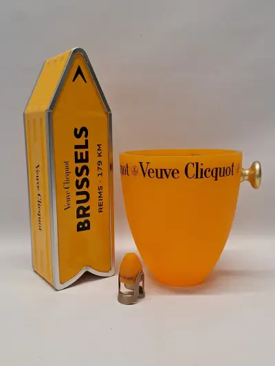 Veuve Clicquot champagne emmer met metalen "Arrow" geschenkverpakking en flessenstop – kavel bij De Kringwinkel, Gent