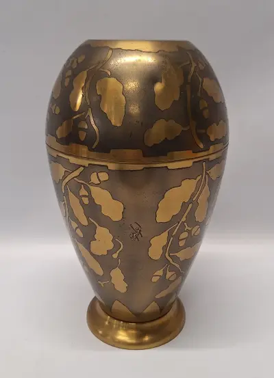Belgische Art Deco dinanderie vaas met eikenbladeren, gegraveerde signatuur Majan – kavel bij De Kringwinkel, Gent