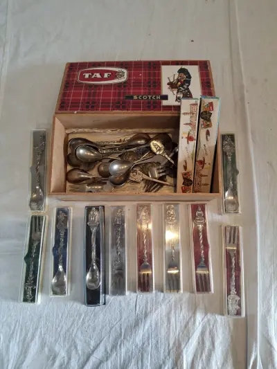 Lot vintage souvenirlepeltjes en -vorkjes – kavel bij De Kringwinkel, Oudenaarde