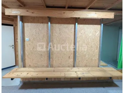 Houten garderobe – kavel bij Auctelia, Bastogne