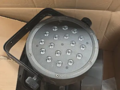 (7x) Ledspot RGB met ophanghaak Showtec Club par – kavel bij Auctim, Aartselaar