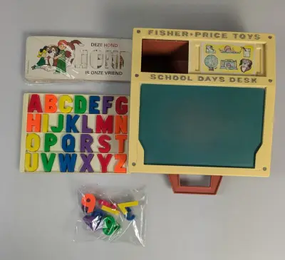 Fhiser Price School desk uit 1972 – kavel bij De Kringwinkel, Sint-Niklaas
