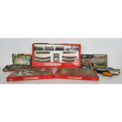 Modelleisenbahn Fleischmann Gleise HO + Zubehör (Loks, Waggons, Häuser) – kavel bij Luedtke Versteigerungen, Berlin