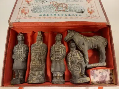 Vintage souvenirset Terracottaleger – kavel bij De Kringwinkel, Ronse