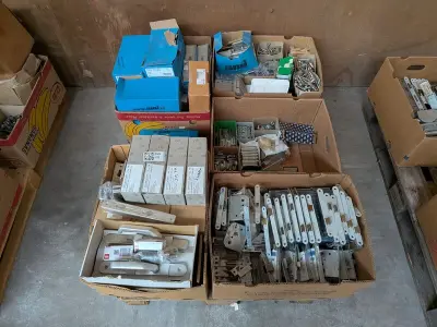Partij divers hang en sluitwerk op pallet – kavel bij Onlineveilingmeester, Smilde
