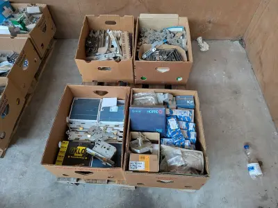 Partij divers hang en sluitwerk op pallet – kavel bij Onlineveilingmeester, Smilde