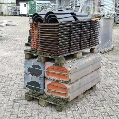 2x Pallet met dakpannen, Nibra, Zwart – kavel bij Onlineveilingmeester, Smilde