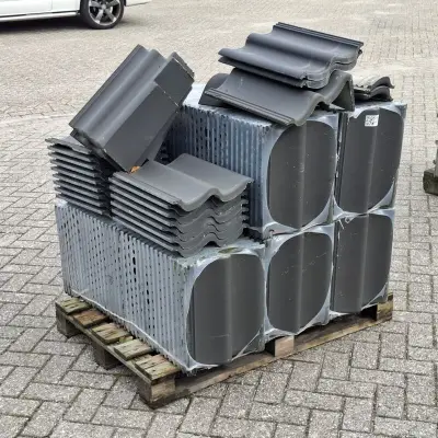 Pallet met diverse dakpannen, Antraciet – kavel bij Onlineveilingmeester, Smilde