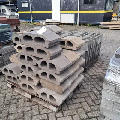 Partij bekistingsblokken en betonbroodjes op 2x pallet – kavel bij Onlineveilingmeester, Smilde