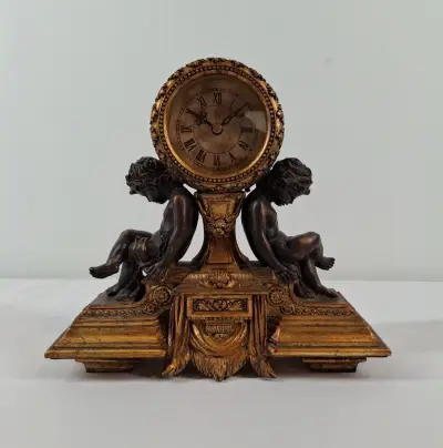 Decoratieve klok met engelenfiguren en gouden afwerking – kavel bij De Kringwinkel, Geraardsbergen